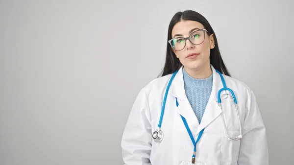 Νεαρή Ισπανίδα Γιατρός Στέκεται Σοβαρή Έκφραση Πάνω Από Απομονωμένο Λευκό — Φωτογραφία Αρχείου