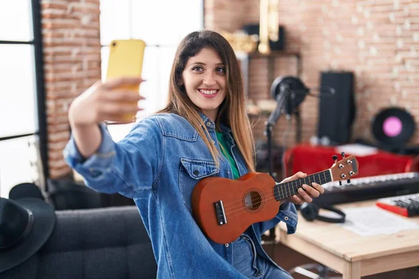 Giovane Musicista Donna Ispanica Fare Selfie Smartphone Possesso Ukulele Studio — Foto Stock