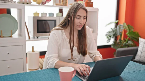 Jovem Bela Mulher Hispânica Usando Laptop Sentado Mesa Sala Jantar — Fotografia de Stock