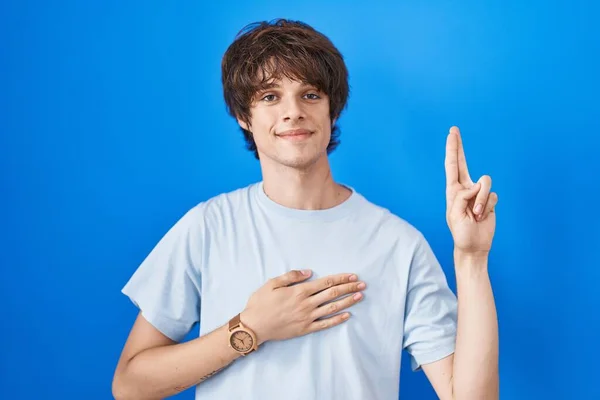Hispanic Young Man Standing Blue Background Smiling Swearing Hand Chest — Stock Photo, Image
