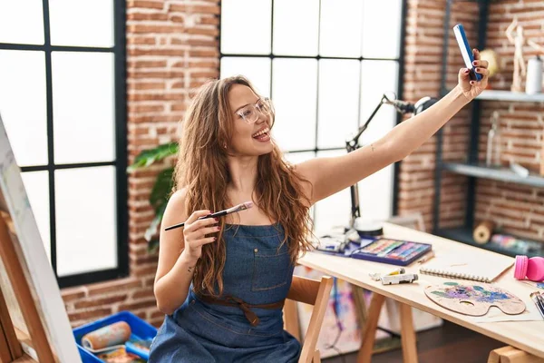 Jonge Mooie Spaanse Vrouw Kunstenaar Maken Selfie Met Smartphone Kunststudio — Stockfoto