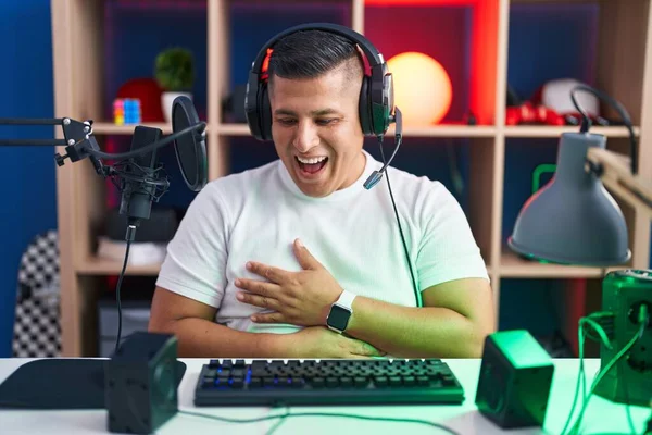 Young Hispanic Man Playing Video Games Smiling Laughing Hard Out — Stock Photo, Image