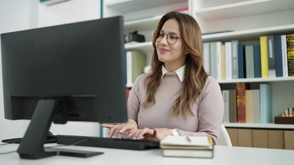 Young Beautiful Hispanic Woman Student Using Computer Studying Library University — Stockfoto