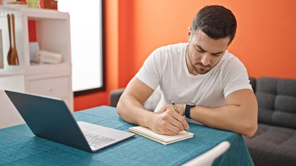 Joven Hispano Usando Laptop Tomando Notas Comedor — Foto de Stock