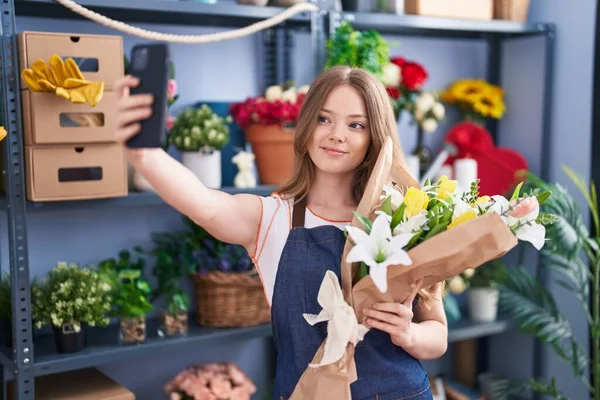 Młoda Kobieta Kwiaciarnia Make Selfie Przez Smartphone Gospodarstwa Bukiet Kwiatów — Zdjęcie stockowe