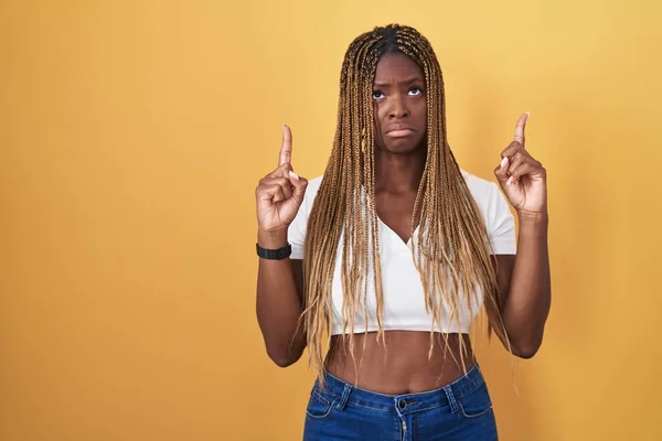 Afro Amerikaanse Vrouw Met Gevlochten Haar Staan Gele Achtergrond Wijzen — Stockfoto