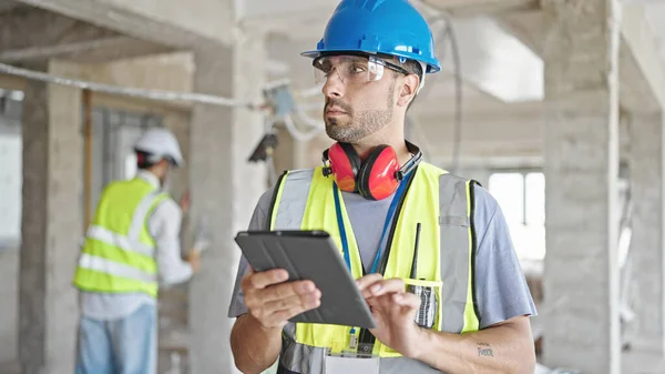 Two Men Builders Using Touchpad Construction Site — Stock Photo, Image
