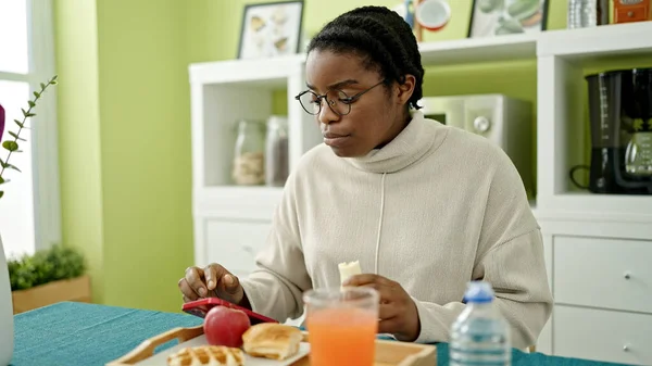 Africano Americano Mulher Tomando Café Manhã Usando Smartphone Sala Jantar — Fotografia de Stock
