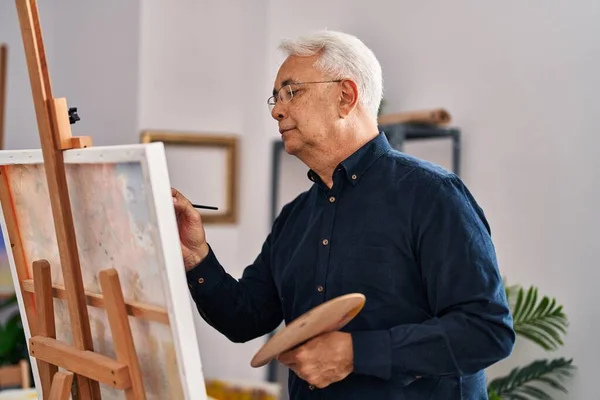 Senior Man Ritning Med Allvarliga Uttryck Konststudio — Stockfoto