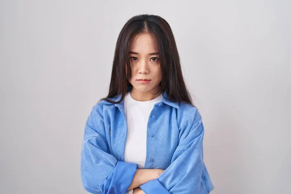 Jonge Chinese Vrouw Staat Witte Achtergrond Sceptisch Nerveus Afkeurende Uitdrukking — Stockfoto