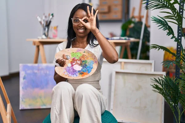 Africano Jovem Segurando Pintor Paleta Sorrindo Feliz Fazendo Sinal Com — Fotografia de Stock