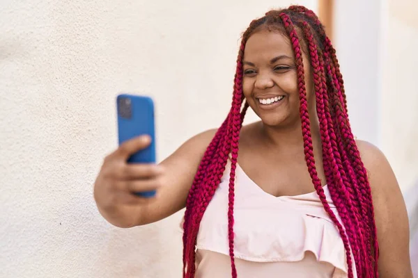 非洲裔美国女人在街上用智能手机自信地做出自我牺牲 — 图库照片