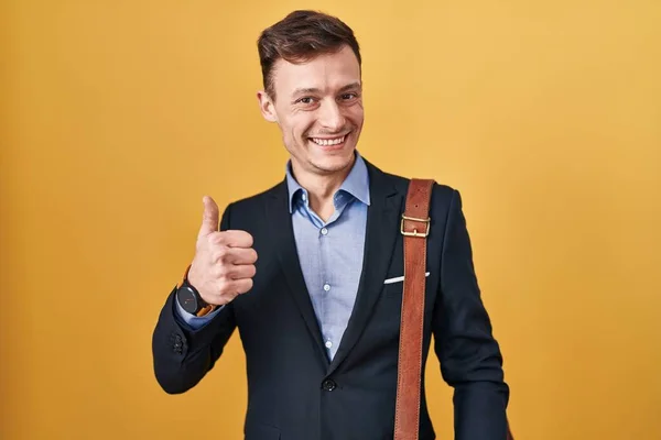 Bělošský Obchodník Žlutém Pozadí Dělá Šťastné Gesto Rukou Nahoru Schválení — Stock fotografie