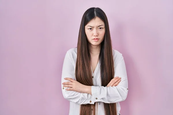 Jovem Chinesa Sobre Fundo Rosa Cético Nervoso Desaprovando Expressão Rosto — Fotografia de Stock