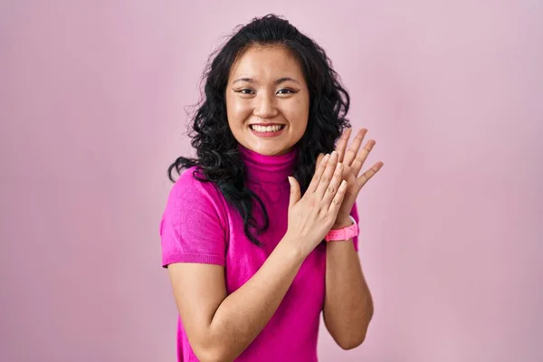 Mladá Asijská Žena Stojící Nad Růžovým Pozadím Tleskající Tleskající Šťastné — Stock fotografie