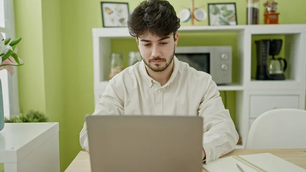 Молодий Іспаномовний Чоловік Використовує Ноутбук Сидячи Столі Їдальні — стокове фото