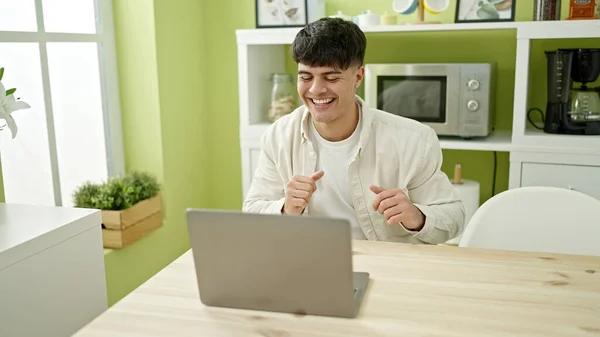 Молодий Іспаномовний Чоловік Використовує Ноутбук Сидячи Столі Танцює Їдальні — стокове фото