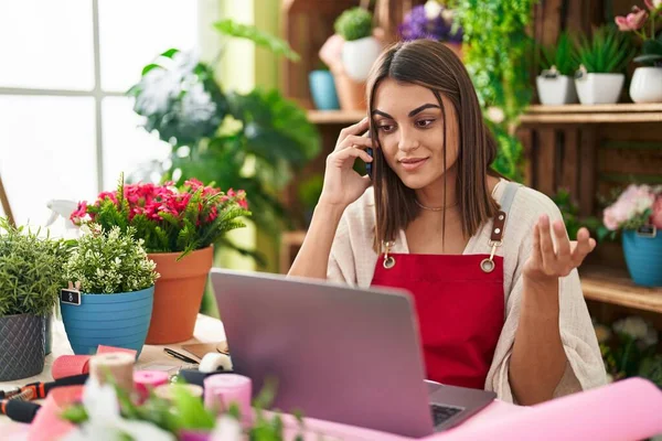 Jovem Bela Florista Mulher Hispânica Falando Smartphone Usando Laptop Loja — Fotografia de Stock