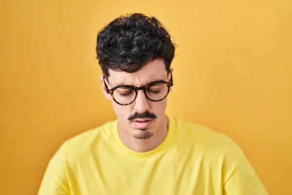 Hispánec Nosí Brýle Stojící Nad Žlutým Pozadím Rukou Břiše Protože — Stock fotografie