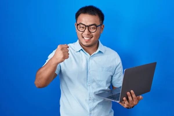 Jeune Homme Chinois Utilisant Ordinateur Portable Très Heureux Excité Faisant — Photo