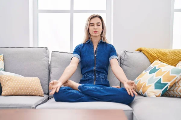Young Woman Doing Yoga Exercise Sitting Sofa Home — ストック写真