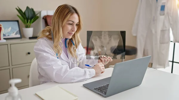 Young Beautiful Hispanic Woman Doctor Having Video Call Showing Xray — Stock Photo, Image
