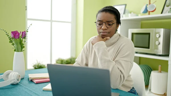 Afro Amerikalı Kadın Yemek Odasındaki Masada Dizüstü Bilgisayar Kullanıyor — Stok fotoğraf
