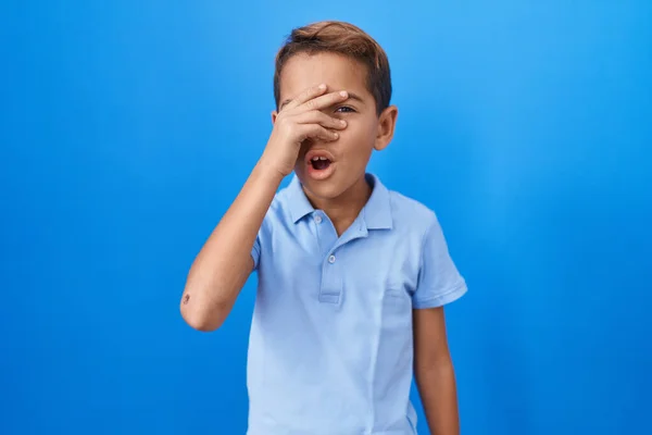 Kleiner Hispanischer Junge Lässigem Blauem Shirt Der Schockiert Gesicht Und — Stockfoto