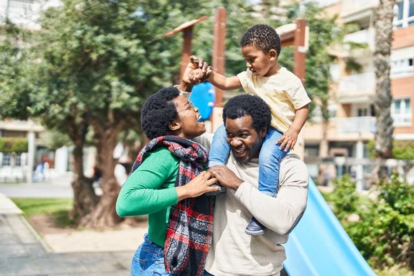 Африканская Американская Семья Держит Мальчика Плечах Детской Площадке — стоковое фото