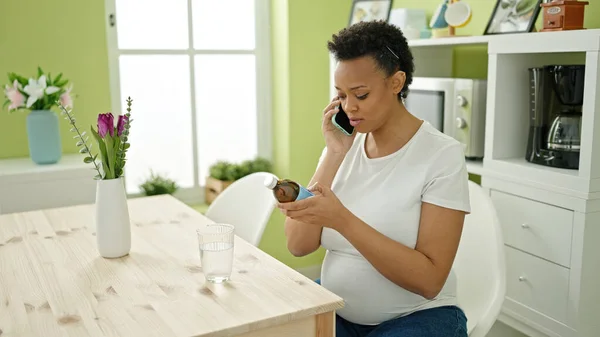 Fiatal Terhes Akinek Orvosi Telefon Konzultáció Asztalon Ebédlőben — Stock Fotó
