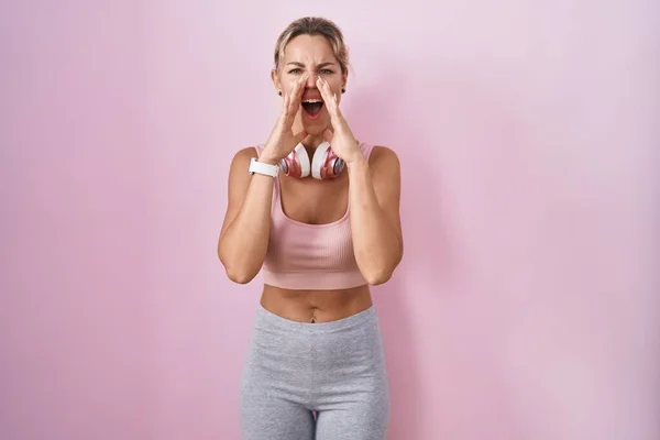 Junge Blonde Frau Sportbekleidung Und Kopfhörer Schreit Wütend Laut Mit — Stockfoto
