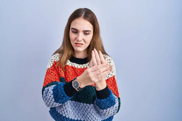Fiatal Spanyol Lány Áll Kék Háttér Szenved Fájdalom Kezét Ujját — Stock Fotó