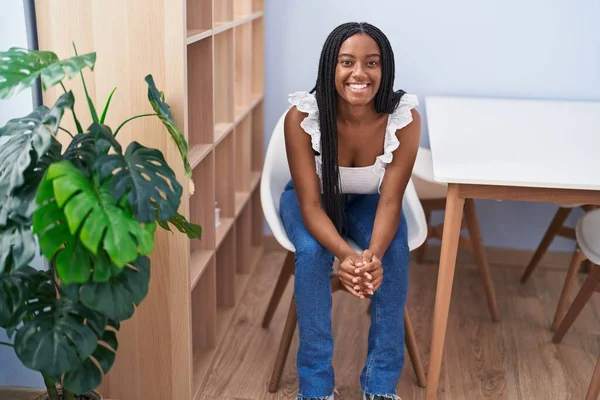 Mujer Afroamericana Sonriendo Confiada Sentada Silla Casa — Foto de Stock
