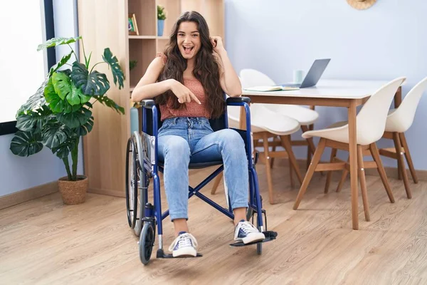 Junges Teenager Mädchen Sitzt Rollstuhl Wohnzimmer Und Lächelt Glücklich Und — Stockfoto