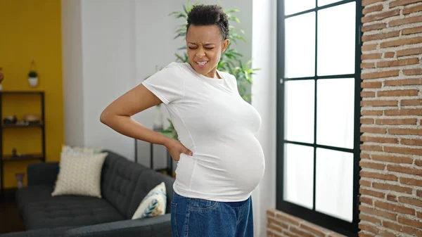 Jonge Zwangere Vrouw Lijdt Aan Rugpijn Thuis — Stockfoto