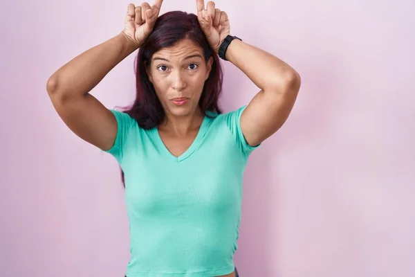 Young Hispanic Woman Standing Pink Background Doing Funny Gesture Finger — Stock fotografie