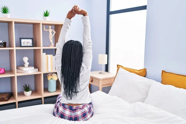 Αφρο Αμερικανίδα Γυναίκα Ξυπνά Τεντώνοντας Χέρια Στο Υπνοδωμάτιο — Φωτογραφία Αρχείου