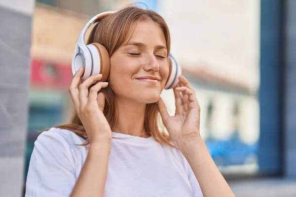 Young Blonde Girl Smiling Confident Listening Music Street — Foto Stock