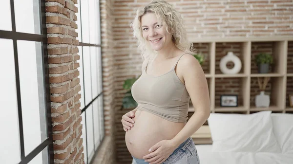 Jonge Zwangere Vrouw Aanraken Buik Staan Slaapkamer — Stockfoto