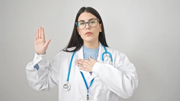 Jovem Mulher Hispânica Médico Fazendo Juramento Com Mão Peito Sobre — Fotografia de Stock