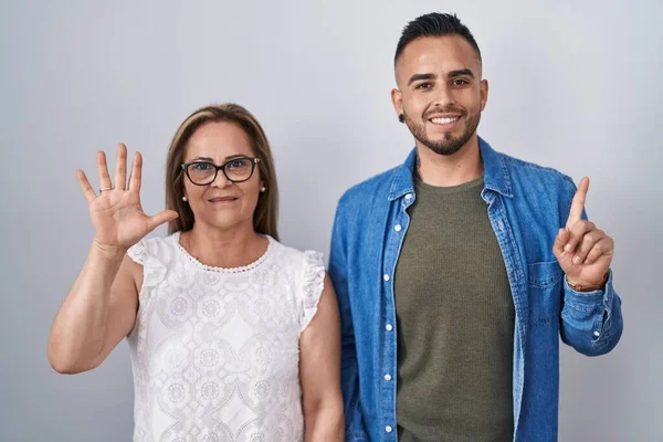 Испанская Мать Сын Стоят Вместе Показывая Показывая Пальцами Номер Шесть — стоковое фото