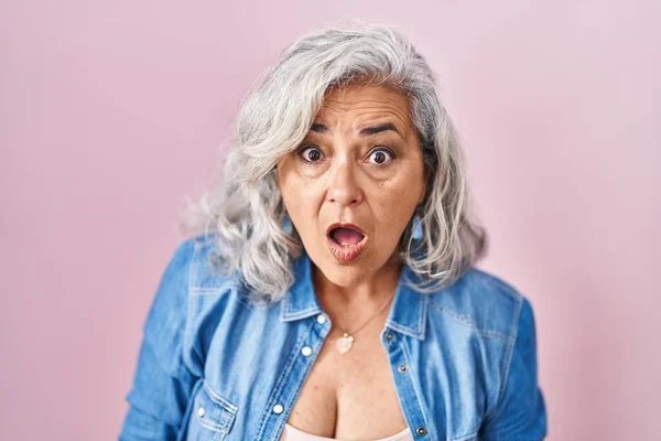Middle Age Woman Grey Hair Standing Pink Background Shock Face — Stock Photo, Image