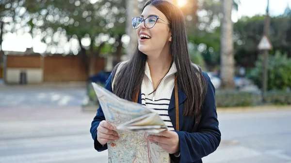 Jonge Spaanse Vrouw Toerist Draagt Rugzak Zoek Naar Stadsplattegrond Straat — Stockfoto