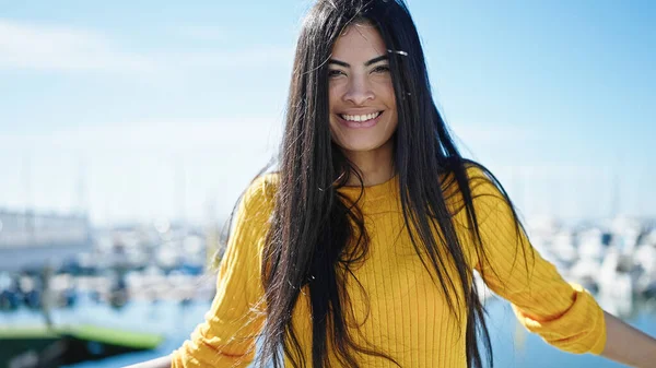 Junge Schöne Hispanische Frau Lächelt Selbstbewusst Meer — Stockfoto
