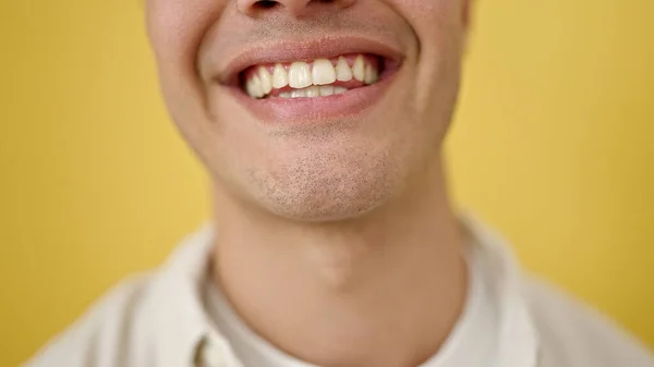 Genç Spanyol Adam Izole Edilmiş Sarı Arka Planda Gülümse — Stok fotoğraf