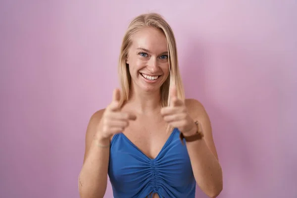 Young Caucasian Woman Standing Pink Background Pointing Fingers Camera Happy — Φωτογραφία Αρχείου