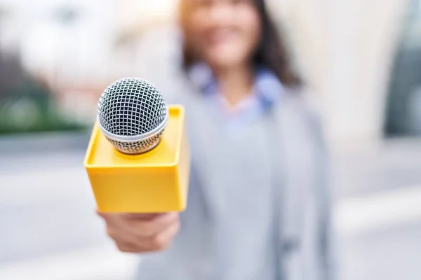 Reporter Muda Hispanik Bekerja Menggunakan Mikrofon Jalan — Stok Foto