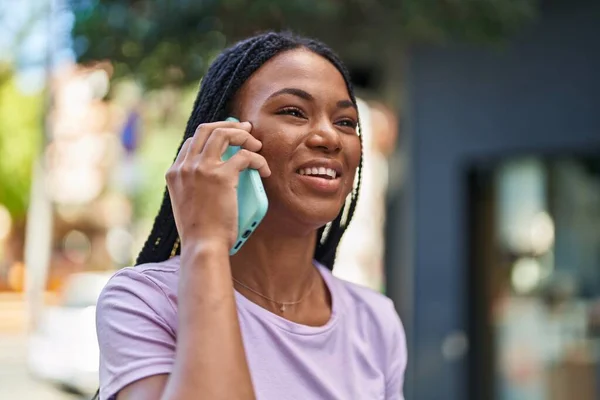 Mujer Afroamericana Sonriendo Confiada Hablando Teléfono Inteligente Calle — Foto de Stock