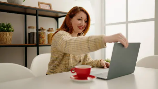 Junge Rothaarige Frau Benutzt Laptop Hause Kaffee Trinken — Stockfoto