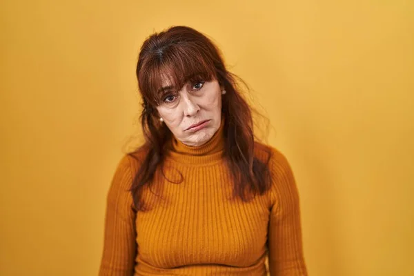 Middelbare Leeftijd Spaanse Vrouw Staande Gele Achtergrond Zoek Slaperig Moe — Stockfoto